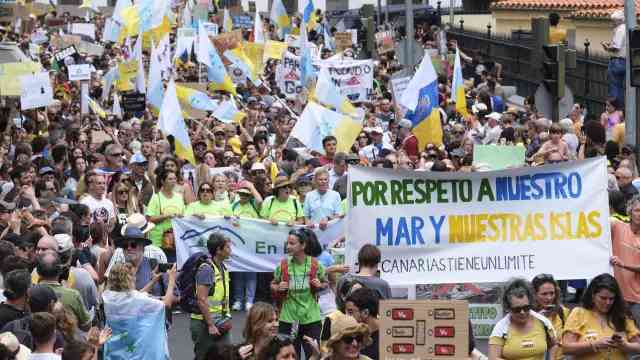 Protestas multitudinarias en Canarias en contra del turismo actual en las islas.